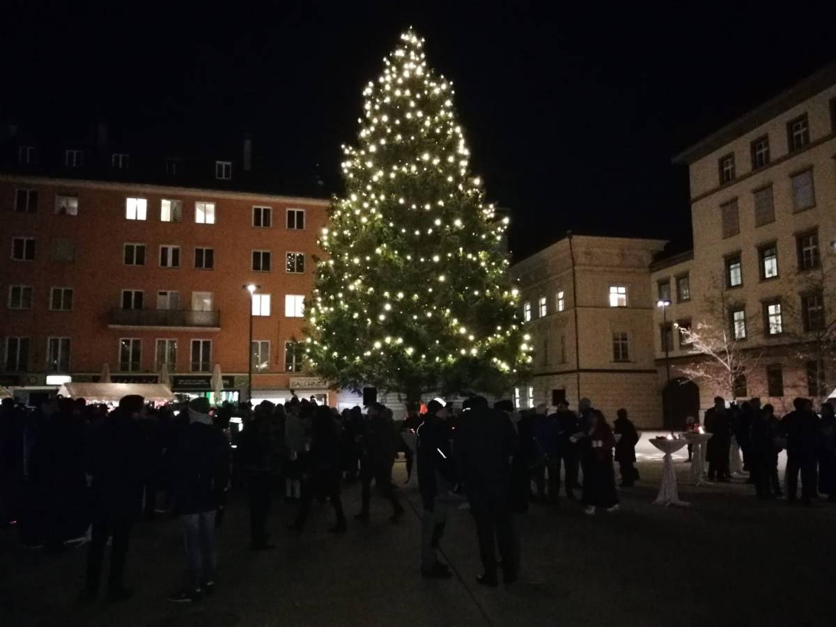 2019-11-27_Weihnachtsbaum_Landhausplatz (7)